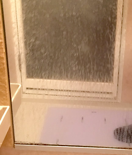浴室　水垢　鏡　ウロコ状